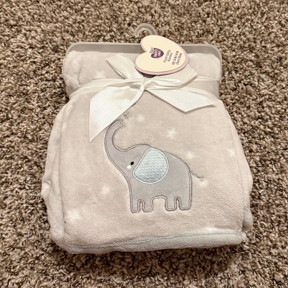 Cozy Elephant Baby Blanket in Cream